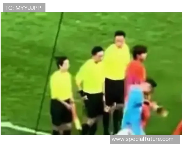 足球场外奇遇两大球星偶遇瞬间引发球迷热议震撼全场 足球场外奇遇两大球星偶遇瞬间引发球迷热议震撼全场